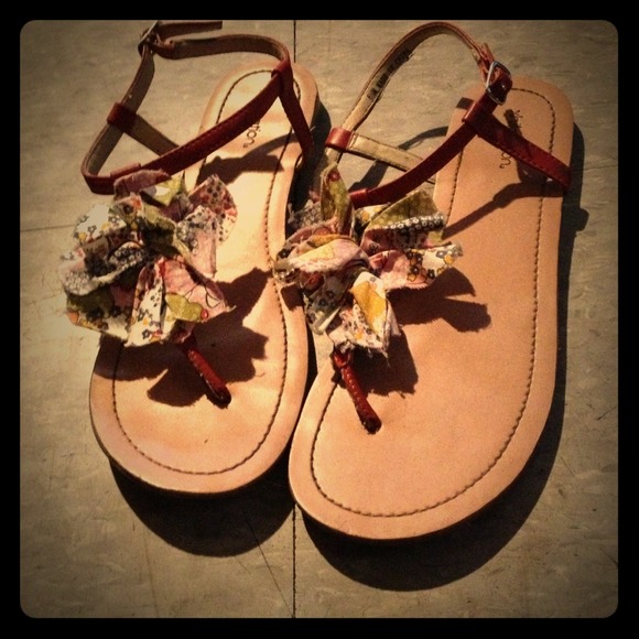 Brown sandals with a flower