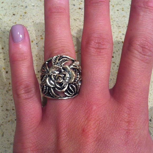 Vintage look Flower ring with silver tone