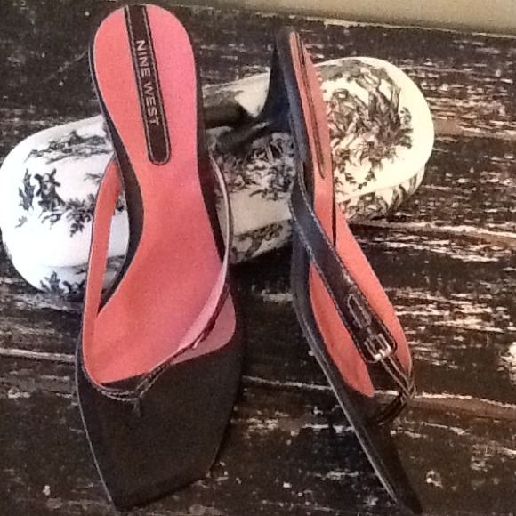 Black Nine West Flip flops with a heel! - Picture 2 of 3