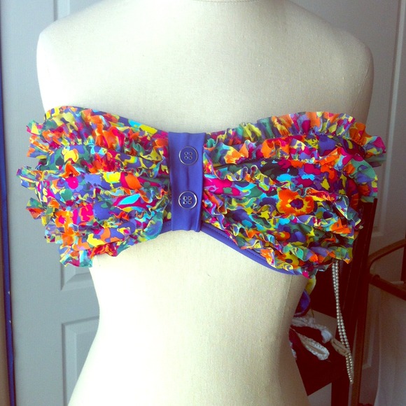 ⭕️SOLD⭕️Floral bikini top! Ruffles and buttons