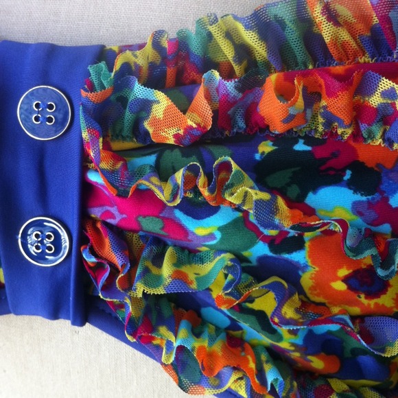 ⭕️SOLD⭕️Floral bikini top! Ruffles and buttons - Picture 2 of 4