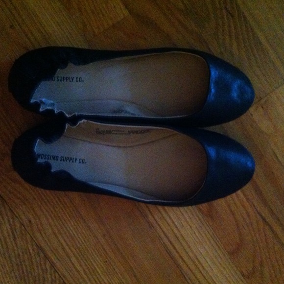 Plain black flats never worn