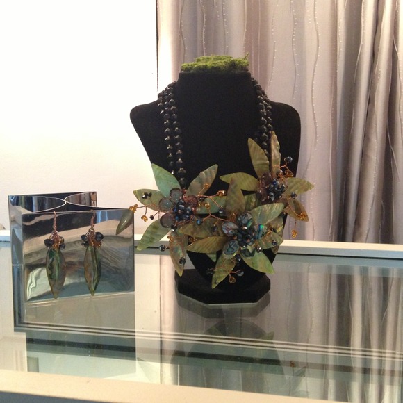 Necklace w/ Earrings - Picture 2 of 3