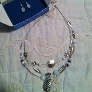 AVON NECKLACE SET NIB