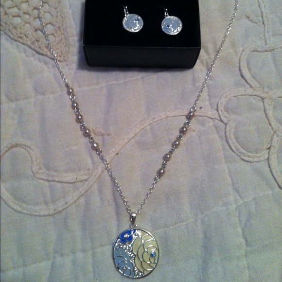 AVON NECKLACE SET