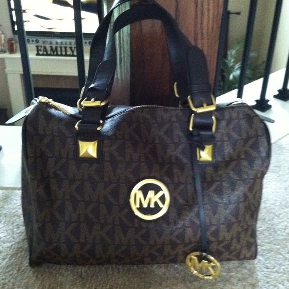 Gorgeous fashion handbag!