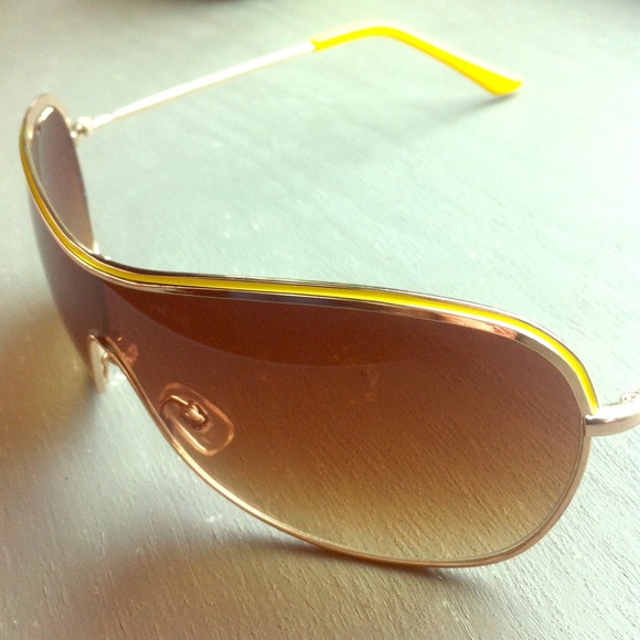 **REDUCED**Oversized Yellow fashionable sunglasses
