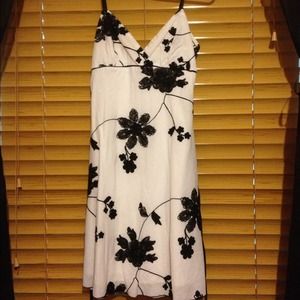 💥SALE💥White dress w/black flowers,