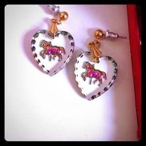 Beautiful engraved horse heart-shaped earrings!