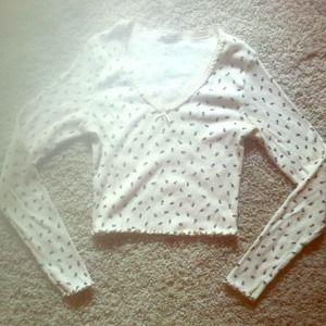 Small, comfortable, rose print longsleeve crop top