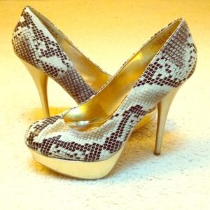 Who can resist gold and snakeskin pumps!