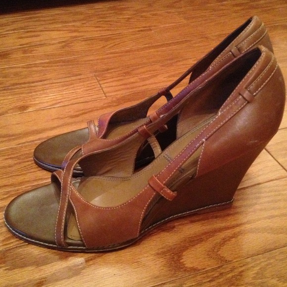 Tahari Peep Toe wedges - Picture 2 of 3