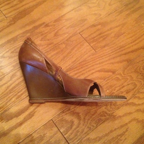 Tahari Peep Toe wedges - Picture 3 of 3