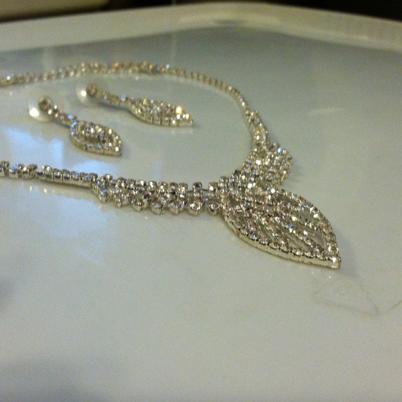 Beautiful  Neckless/ Earring Set