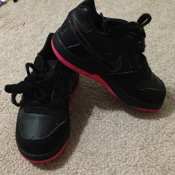 🚫Sold🚫Black & Hot Pink Nikes