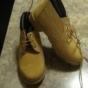 Kids size 4 boots