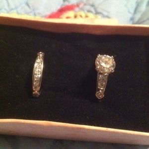 A cubic zirconia wedding set