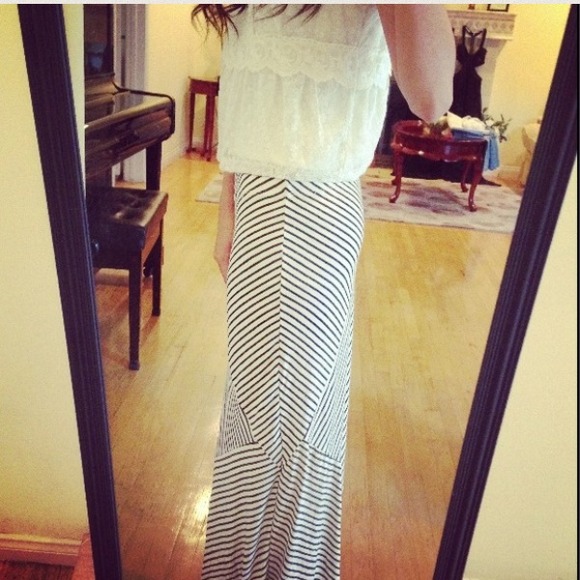 🚫SOLD OUT🚫Broken Lines Maxi Skirt - Picture 3 of 4