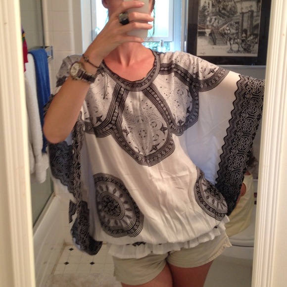Sold in bundle! Beautiful batik style kaftan top - Picture 2 of 2
