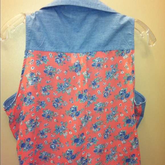 ❌SOLD❌Denim collard shirt NWT - Picture 2 of 3