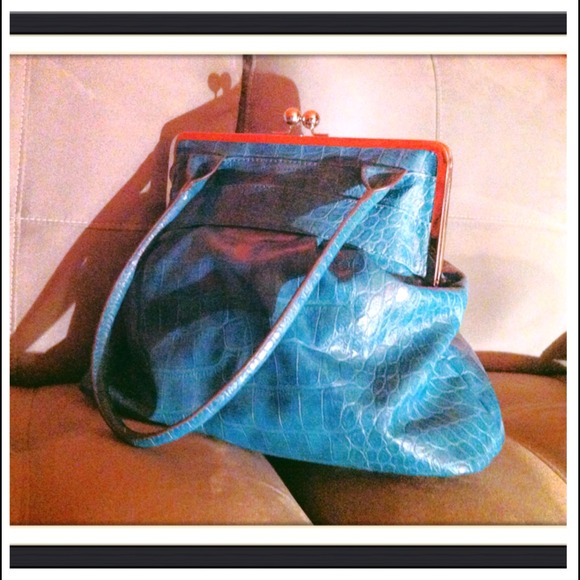 Turquoise purse by  Beuno .