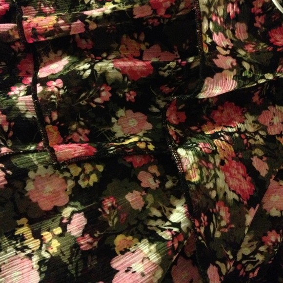 Candie's flowery tank top🎀🌸💐🌷 SALE SALE SALE - Picture 2 of 2