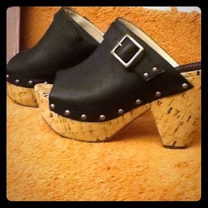 HOLDING FOR BUTTERFLYTAMPA