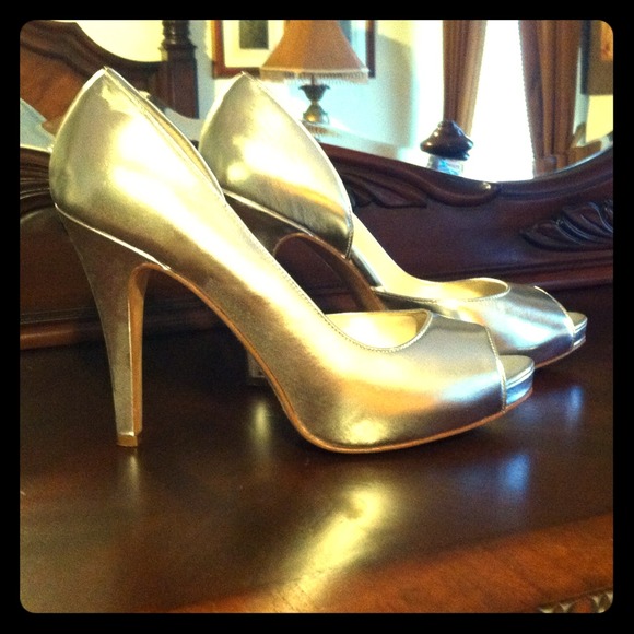Shiny chic silver shoes
