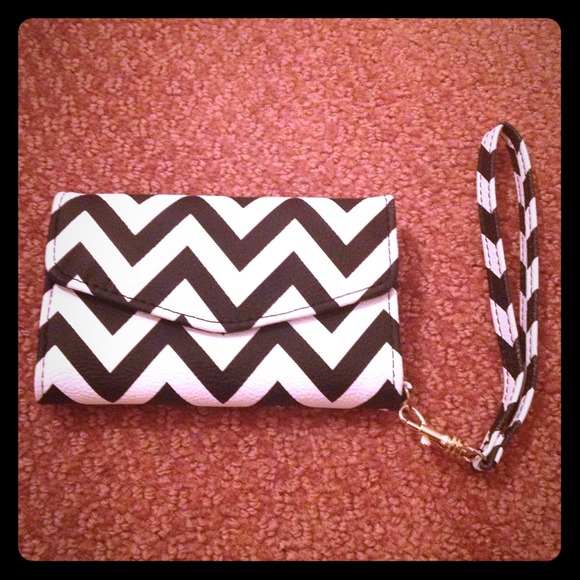 👛Sold in bundle👛Black & White Chevron Wristlet