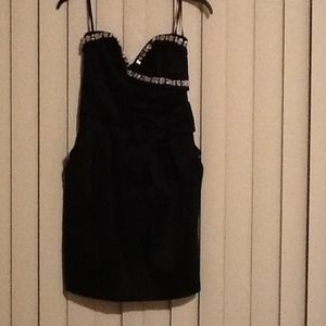 Black strapless sweetheart neckline dress.