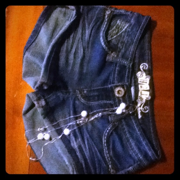 H2J shorts size 3/4 & long necklace