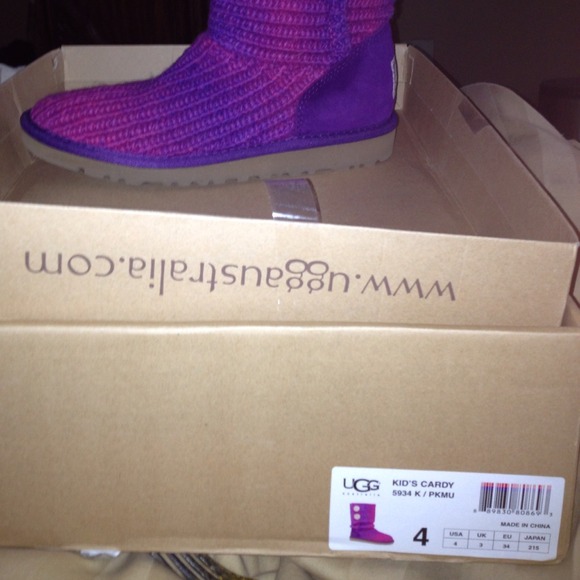 🚫UGGS SOLD LOCAL 🚫 NEW WITH TAGS KIDS SIZE 4 - Picture 2 of 3