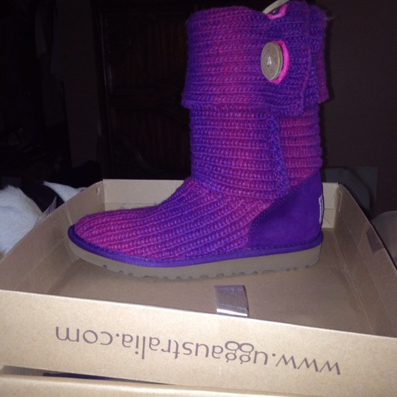 🚫UGGS SOLD LOCAL 🚫 NEW WITH TAGS KIDS SIZE 4 - Picture 3 of 3
