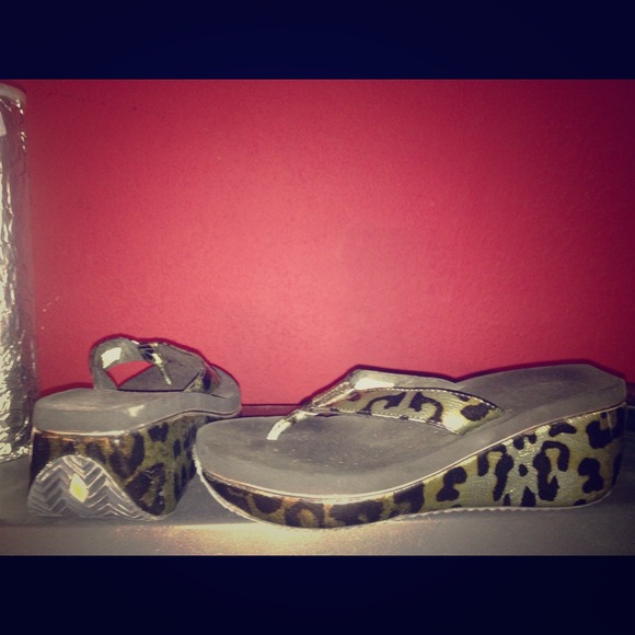Leopard thong wedge volatile sandal