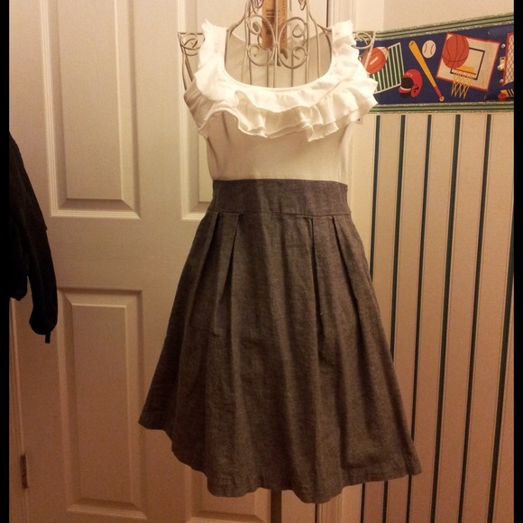 Dresses & Skirts - A Summery Ruffle Dress