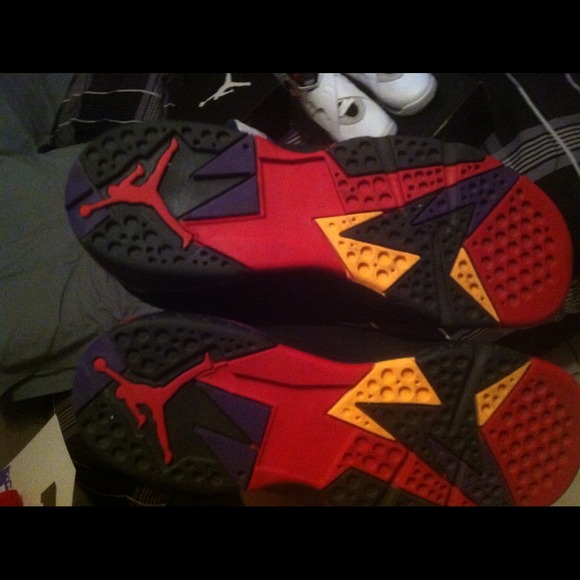 Jordan's size 5y & 5.5y - Picture 2 of 4