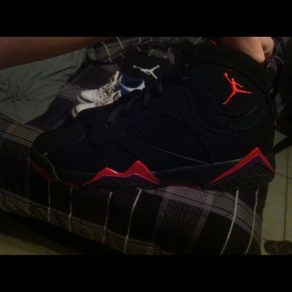 Jordan's size 5y & 5.5y - Picture 3 of 4