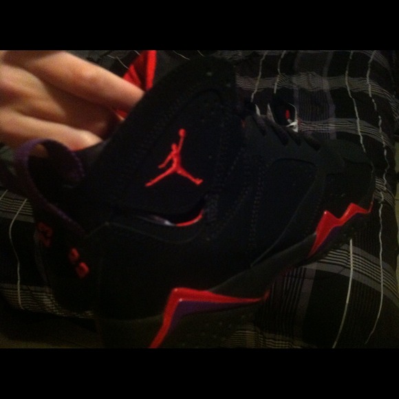 Jordan's size 5y & 5.5y - Picture 4 of 4