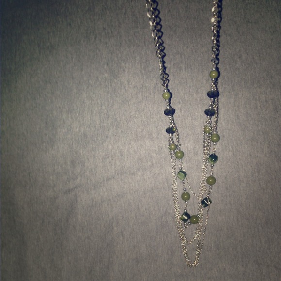 Chain/beaded necklace.