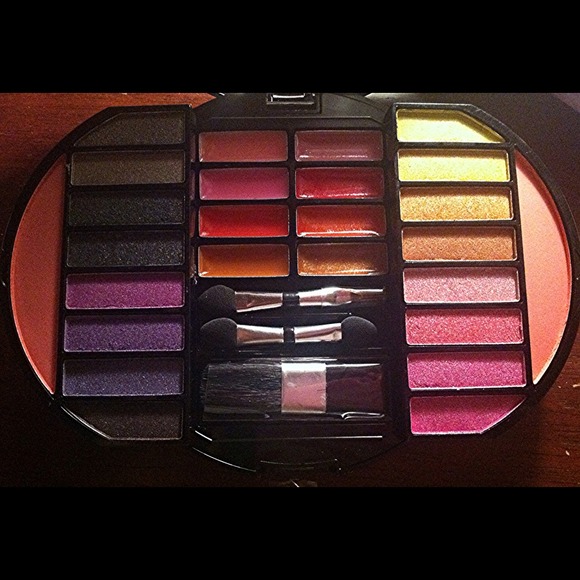 Snap shot makeup kit. (NIB) - Picture 2 of 2