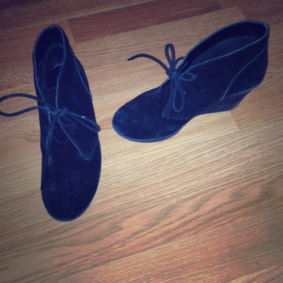 Black wedges