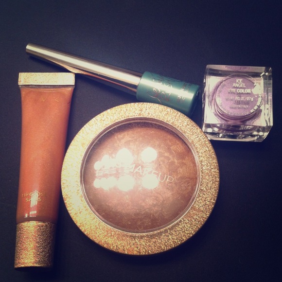 Victoria's Secret Accessories - VS Makeup Bundle