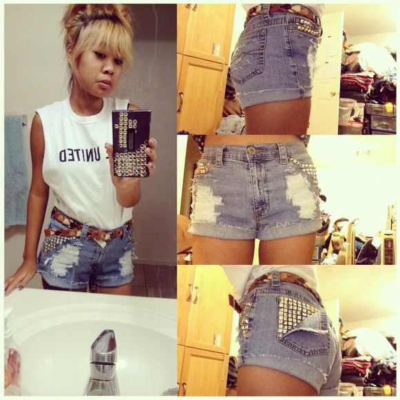 TRADED REDUCED High waisted shorts distressed!