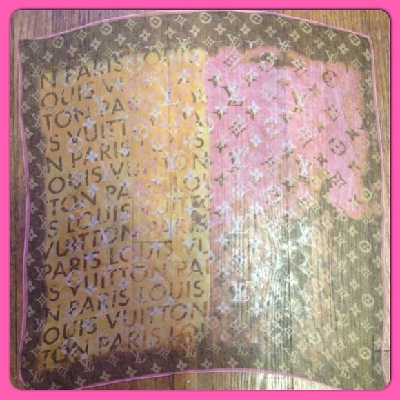 💔SOLD💔Authentic LOUIS VUITTON pocket scarf