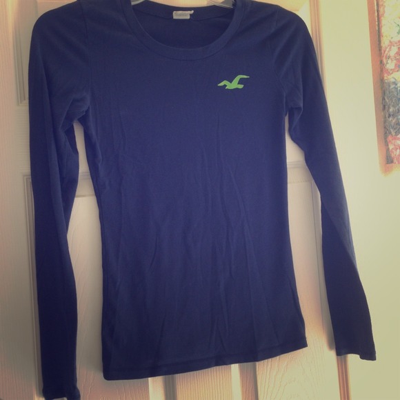 ❌SOLD in a bundle❌ Hollister shirt