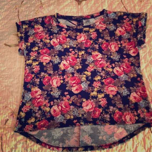 Vintage floral top. Size us small. $15. Can lower