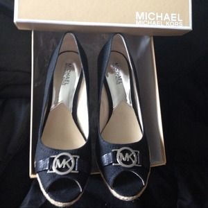 👏👏SOLD👏👏 Michael Kors Meg Open Toe 8.5 Black