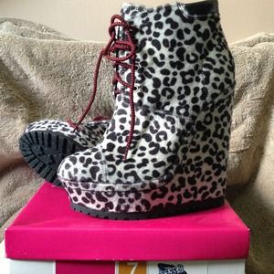 Snow leopard diva boots