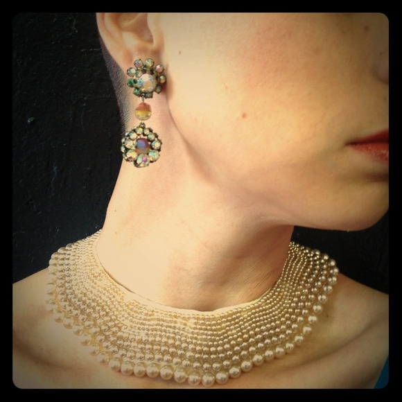 SO classic!!! This is a vintage 50's pearl collar.