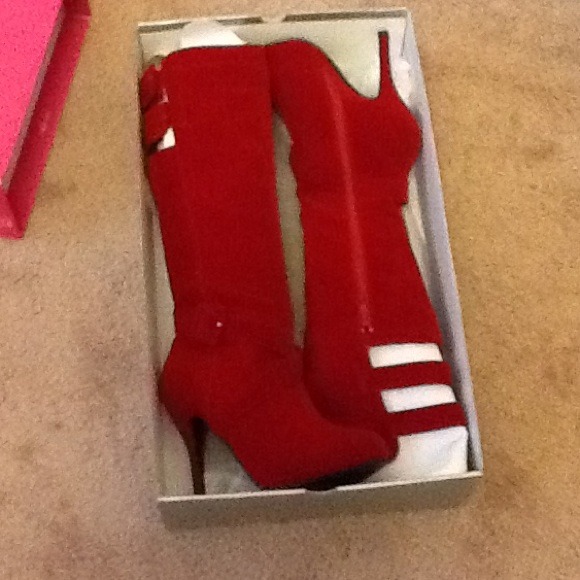A pr a georgeous red boots